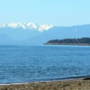 The Royal Bay Escape: Cozy 2 Bedrooms Garden Apartment Colwood