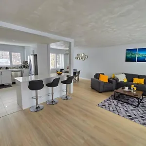 3 Bedroom Away From Villa Calgary