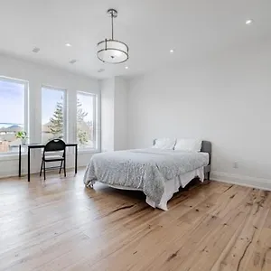 Executive In Next To Yorkdale Shopping Centre Homestay